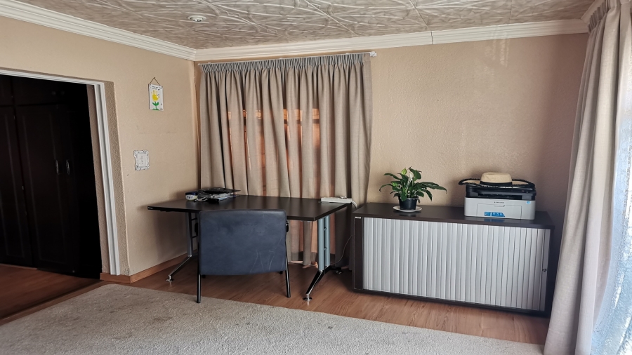 5 Bedroom Property for Sale in Miederpark North West